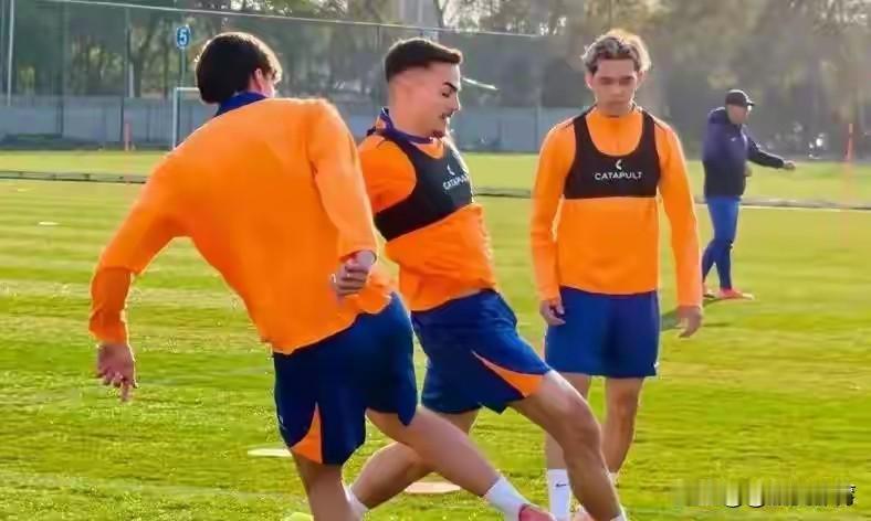 随着阿尔瓦罗正式加盟球队，山东鲁能也完成了球队最重要的一块战术拼图！新赛季的山东