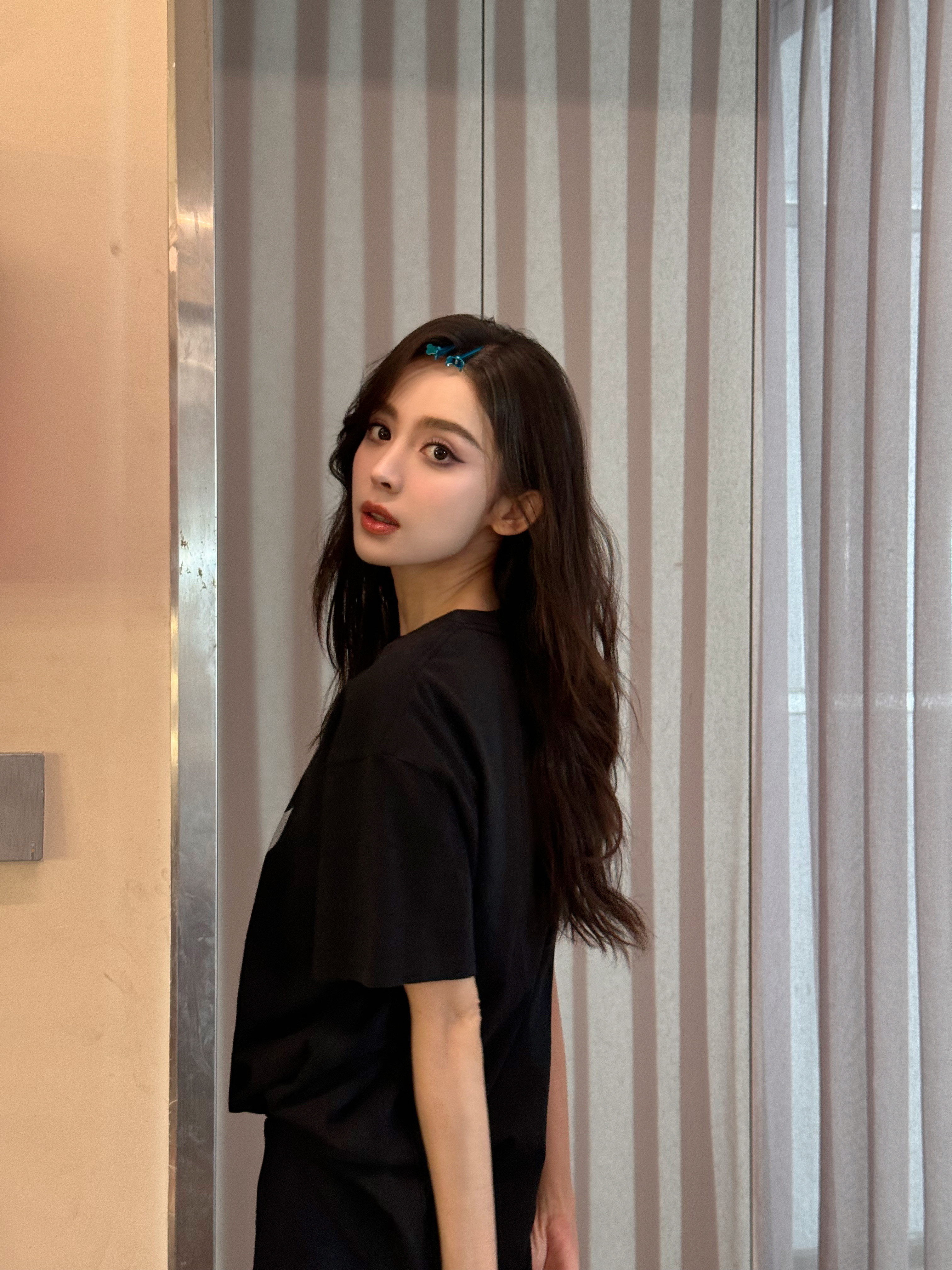 古力娜扎那些一周自拍碎片，长发黑色卫衣，甜美可人​​​