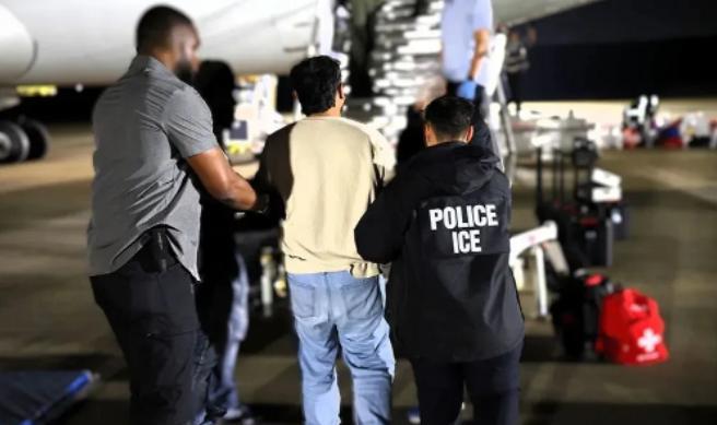 美方再次通知中国，派大型飞机遣返122名非法移民，被押解上飞机的人，如丧家之犬，