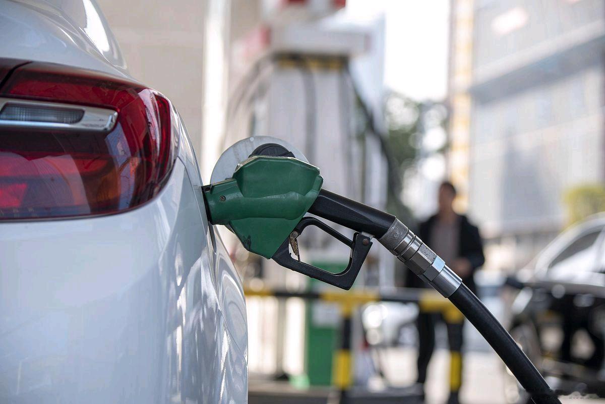 听我一句劝，但凡你的油车是在2021年之前买的，能开就千万别急着换。2021