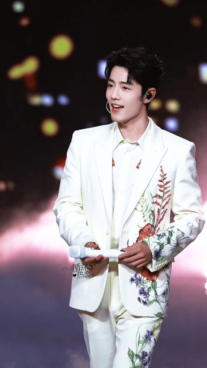 肖战白色刺绣西装肖战的造型师太会了，这套白色刺绣西装把肖战温润如玉的气质完全展现