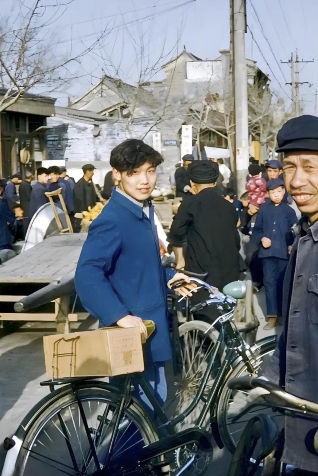 看看1957年的一线城市北上广。分别选一张北京、上海、广州，街头普通民众，准确的
