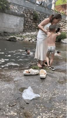 不会游泳还让孩子下水，好歹给弄个泳圈啊[捂脸哭]