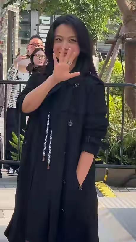 汤唯肚子都这么大了！也太拼了吧！汤唯参加活动，挺着二胎孕肚参加，47岁还在拼二