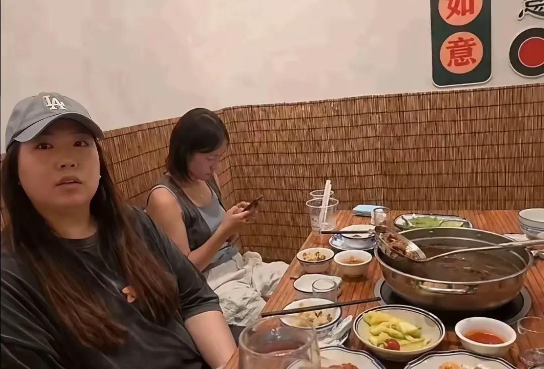用差评当筹码！广东汕头游客以5000字差评要求火锅店免单的事件，这4个人一看就是