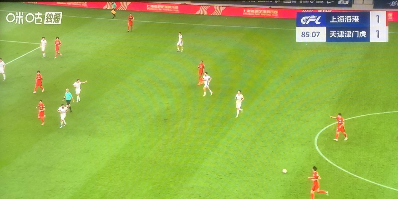 海港出了昏招，把维塔尔换下，上了杨世元。维塔尔在中场梳理非常重要，是海港队进攻