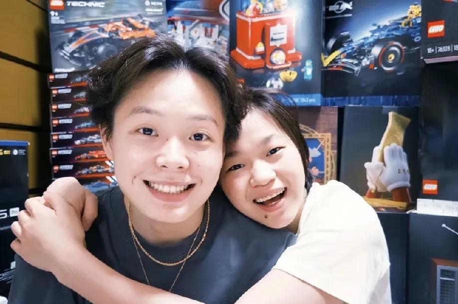 陈艺文过生日，全红婵零点发文送祝福。全红婵很有心，也很喜欢陈艺文，在跳水队两个