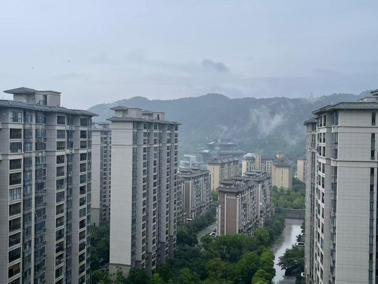 当下，许多事情普通人并不了解。小公司平台放贷，银行放款，而负责催收的是第三方承包