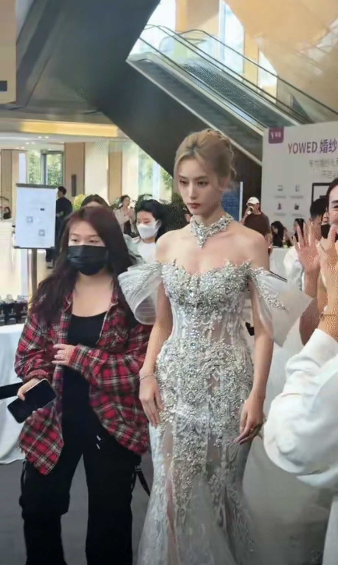 我的天，好高的感觉！以前没觉得徐艺洋那么高啊