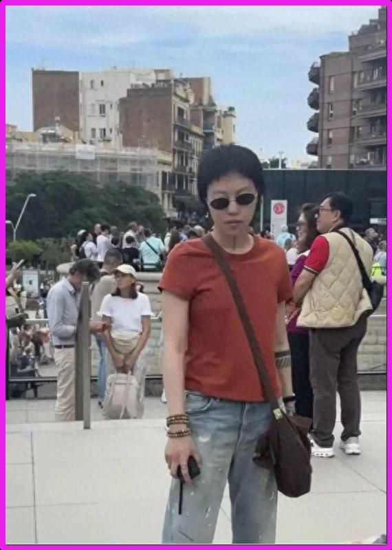 28岁窦靖童国外街头被偶遇，短发中性像假小子，网友感叹：跟她妈王菲一个模子刻出来