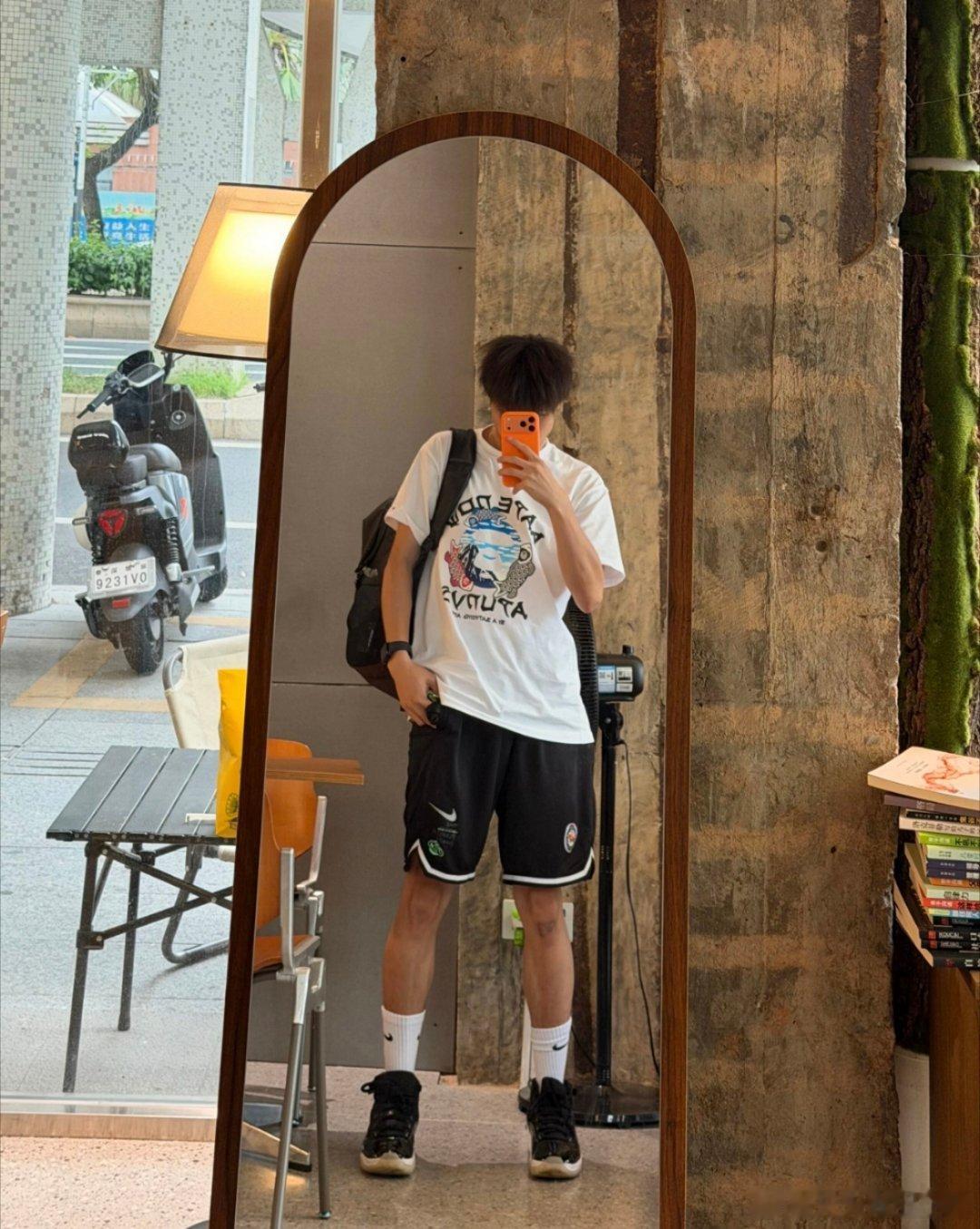 一顿饭里尽量别重复吃主食忍不住要吃主食。​​​