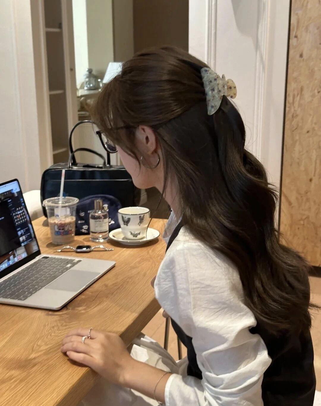 在咖啡馆里，享受悠闲时光，工作与咖啡相伴。