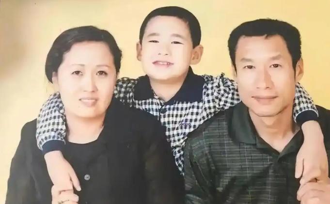 大哥去世后，16岁的侄子没人管，刘佩琦心软一把接回家里，当亲儿子拉扯大，哪承想这