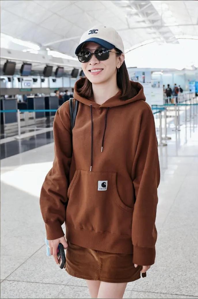 💡佘诗曼同款懒人穿搭get！连帽卫衣+短裙+毛绒靴，不用费心搭配就很时髦，保