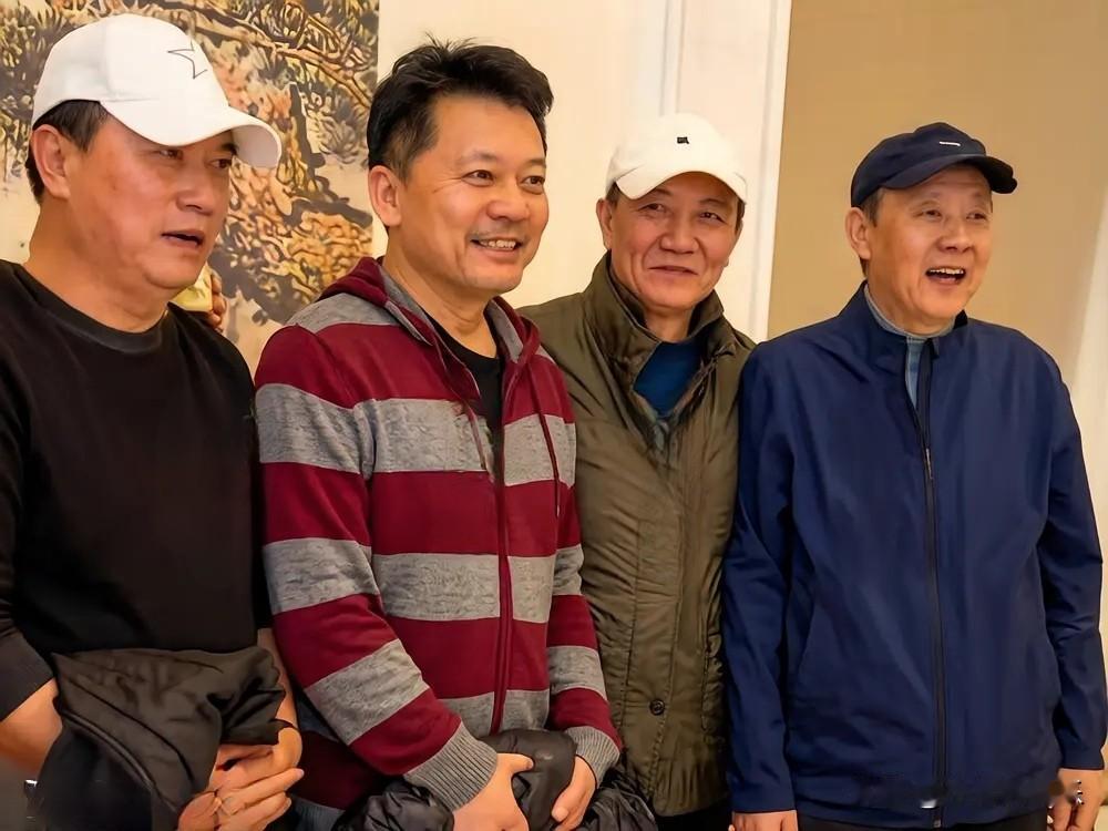 岁月不饶人啊，四位老戏骨都老了，特别是侯天来和李幼斌，皱纹都爬满了额头，只是左边