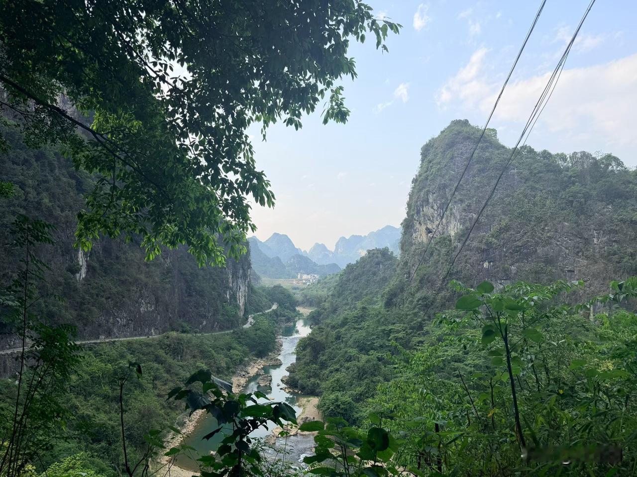 七律·忆往不执前尘似梦了无痕，过事何须系客魂。旧岁荣光风里散，昨宵愁绪酒