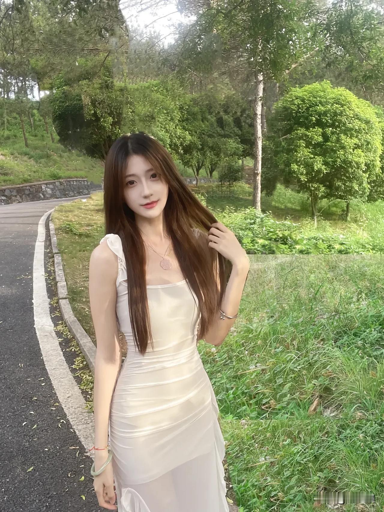 夏日清新穿搭，漫步在绿意盎然的公园里，感受自然的美好。