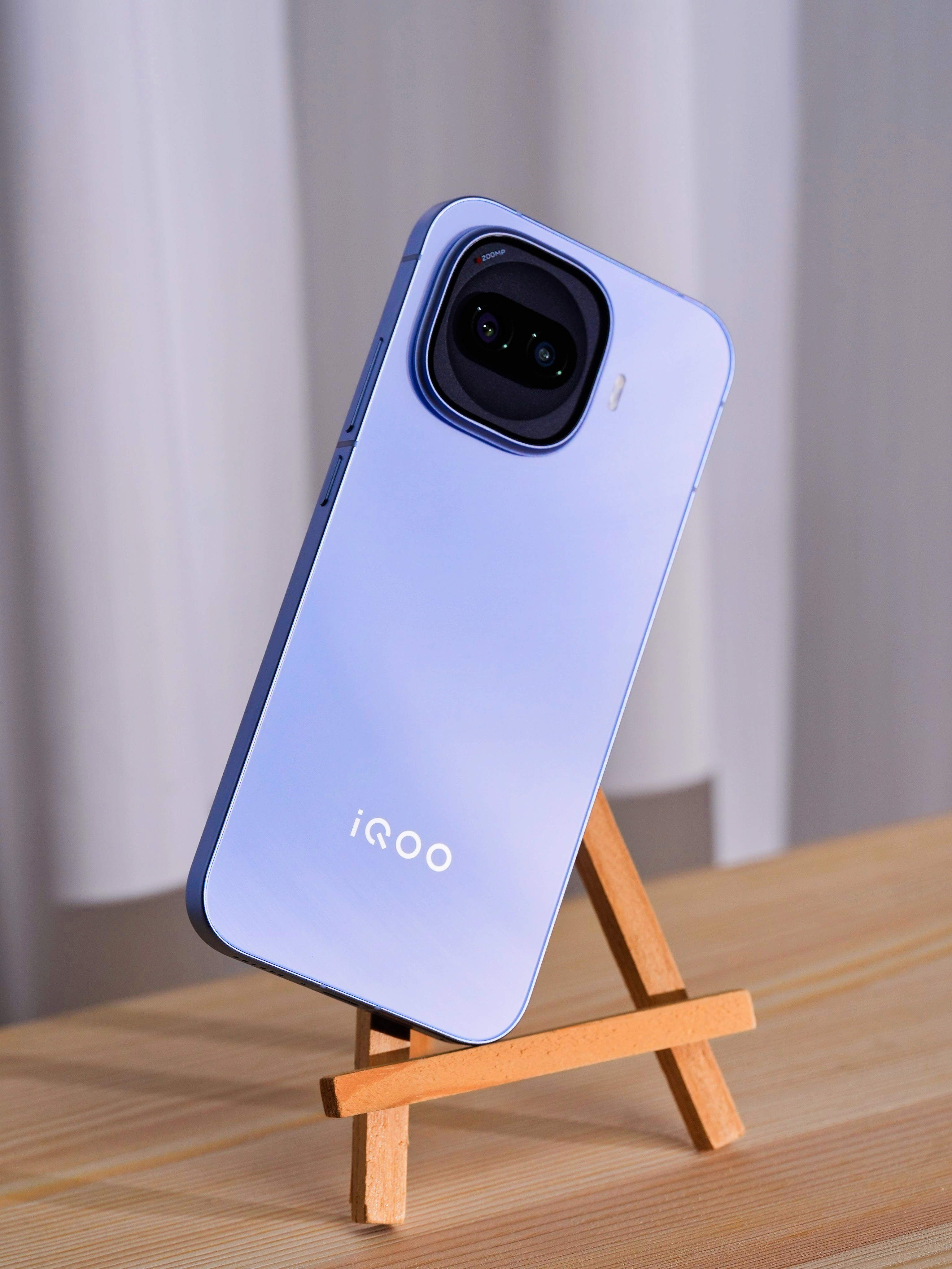 玻璃后盖，金属中框，全新大R角，这个「沧浪浮光」还能随光线变化。那我问你，iQO