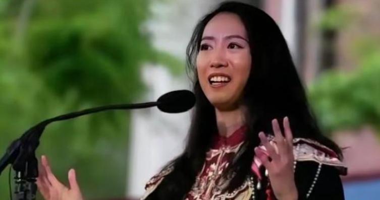 美国不要的，中国也坚决不要！哈佛大学毕业典礼上，中国留学生蒋雨融站上演讲台，作为