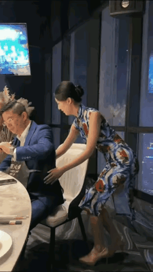 为啥我平时吃的火锅不是这样子服务的？位置在哪？我要去吃火锅。[笑着哭][笑着哭]