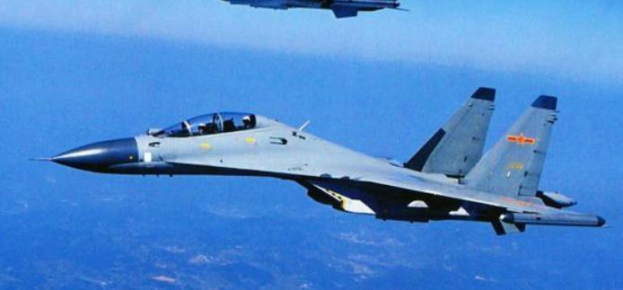 2014年7月，一架空军苏-30正对抗训练时，机头突然上仰，随即在空中剧烈翻滚1