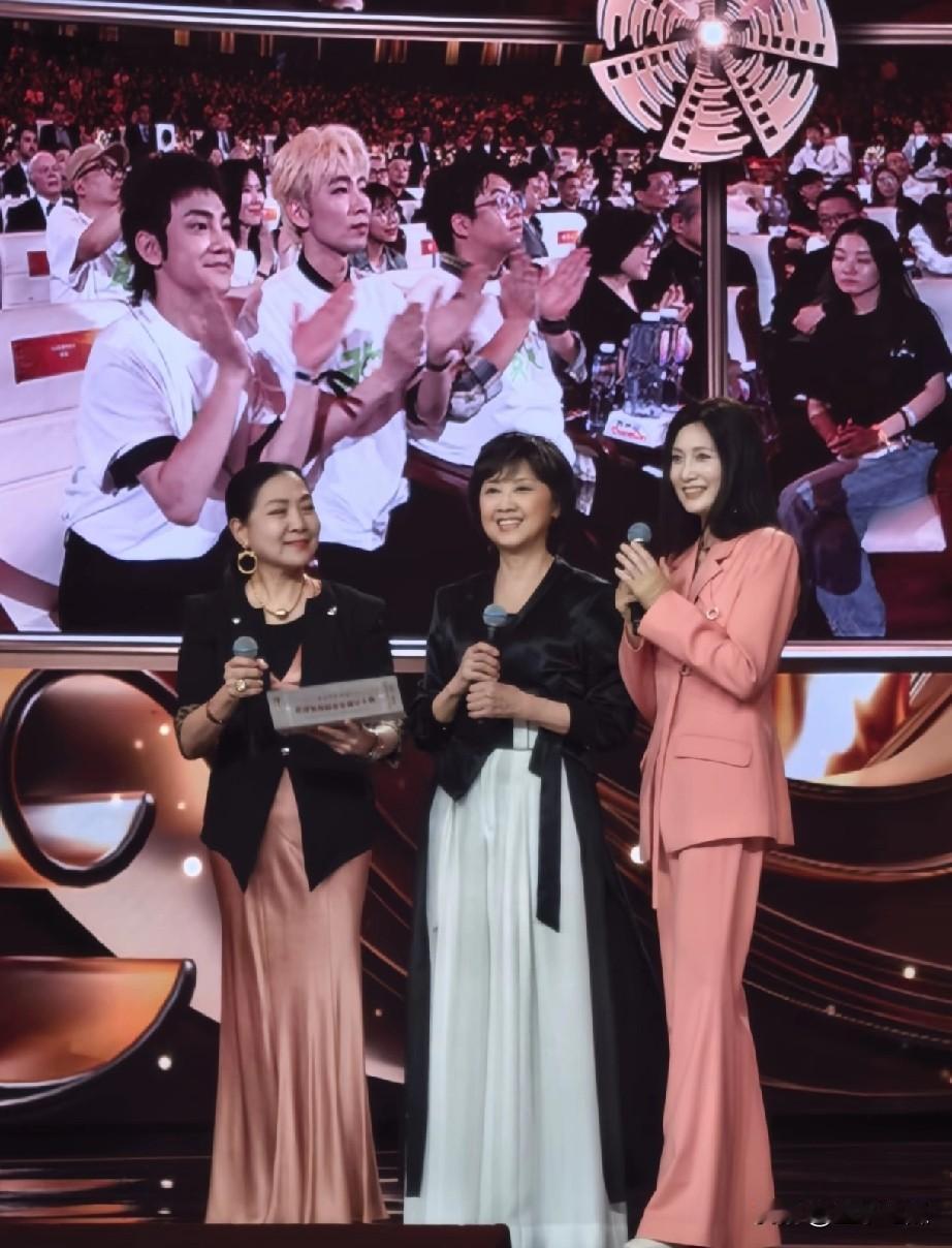 有三位中年女演员曾一同出现在一部影视剧中。中间那位饰演国王，右边的扮演妃子。那左