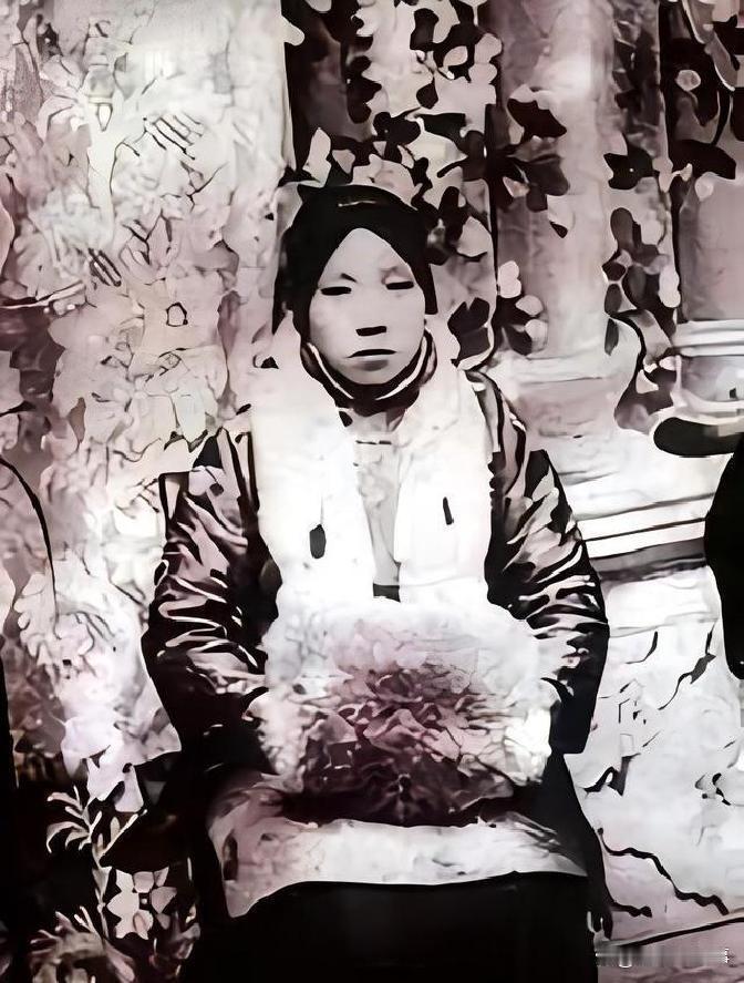 1947年，蒋介石回溪口扫墓，看到毛福梅坟墓，缓缓弯下腰行了三躬。彼时的蒋