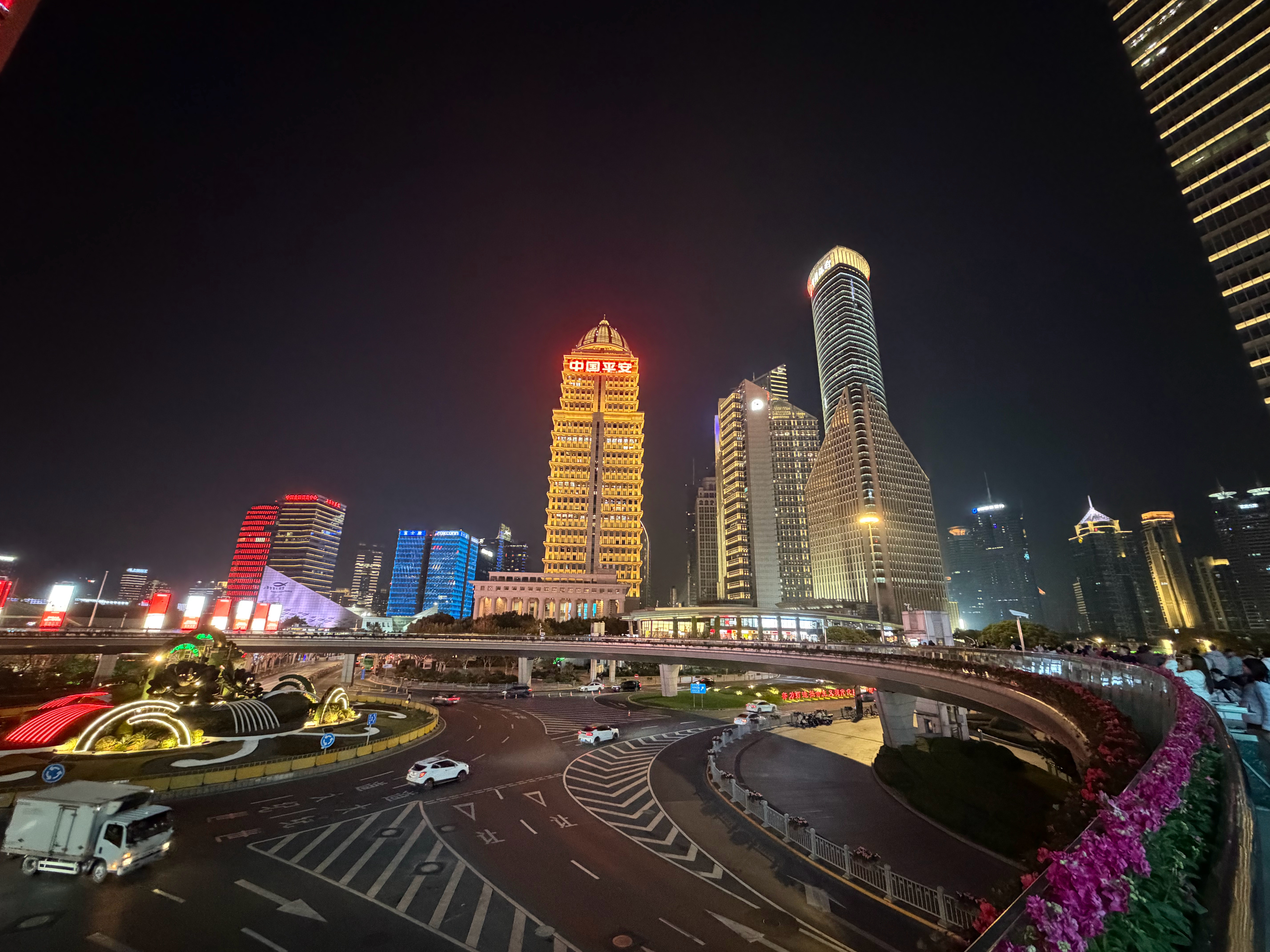 附上一组2025年旗舰手机的超广角夜景照片对比，vivoX300Pro、OP