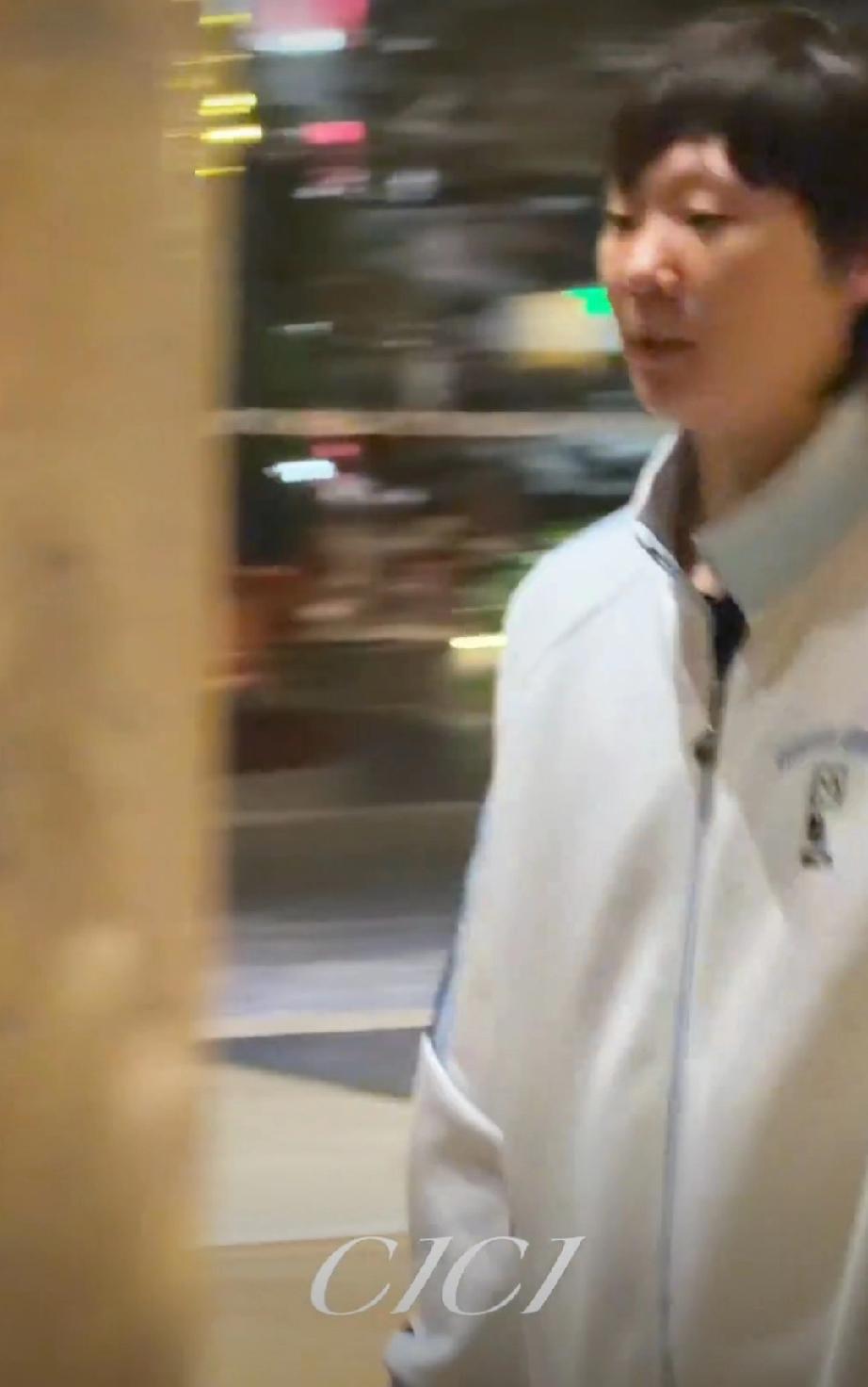 WTT香港年终总决赛，王曼昱晚上与徐奕陈熠一起外出吃晚饭后带着便利店战利品回酒店