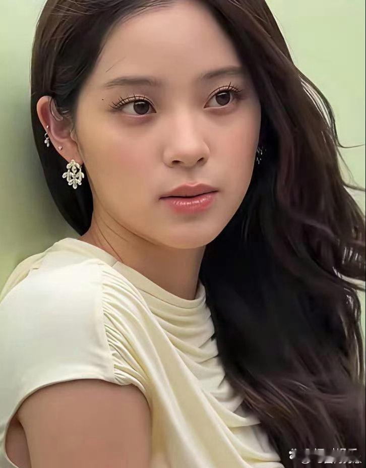 欧阳娜娜真的越长越惊艳，美得让人看一眼都心动，完全蜕变成优雅少女啦！