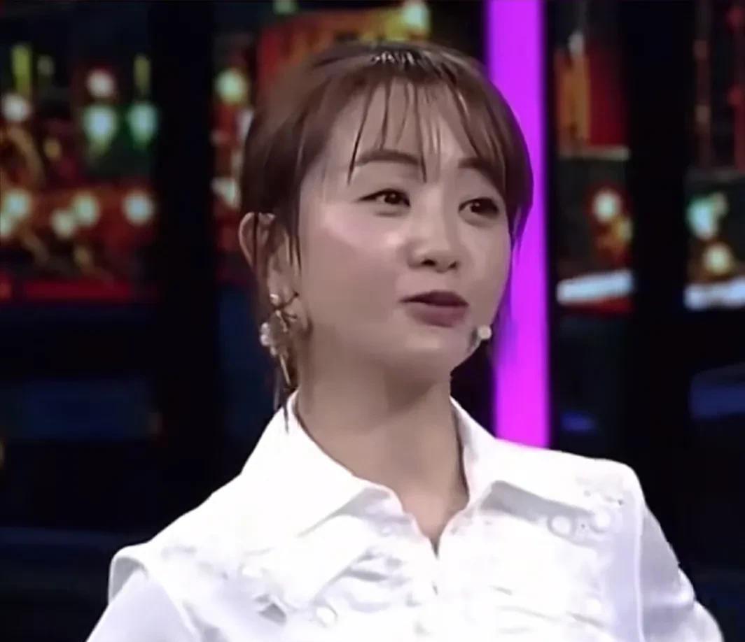 演员杨蓉说：“我上大学那会，特别喜欢留长头发，有一天在学校里面走着的时候，就是那