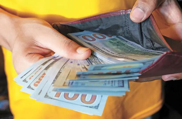 继中国后，美国也刺激老百姓消费，每人发1000美金退税。12月11日，美国白