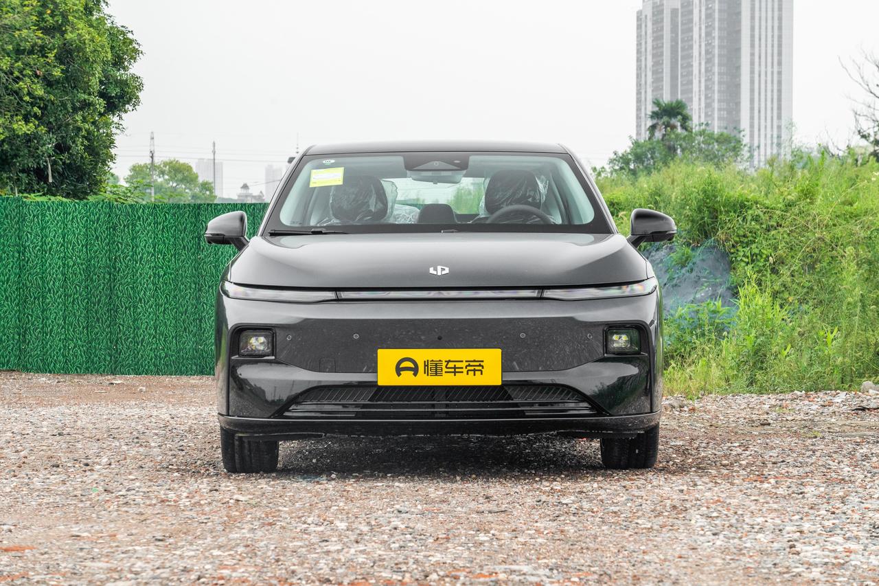 最近陪爸妈看了好几趟车，10万块想买辆纯电轿车，最后锁定了零跑B01和MG4。不