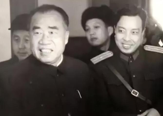 1960年，一位农村老汉来到中南海的门口不停地张望，门口的警卫员于是上前询问，那