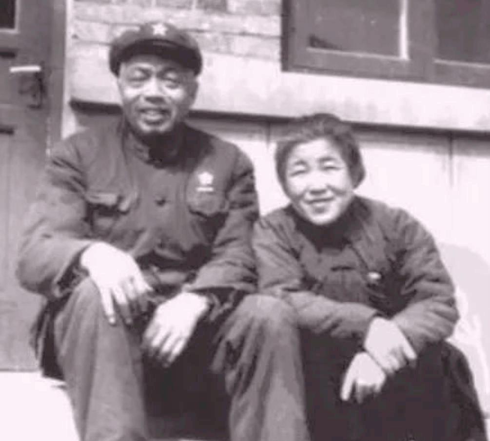 一次，彭老总赶去开会，刚进入会场，就听见有人喊他：“大头，大头。”彭老总回头一看