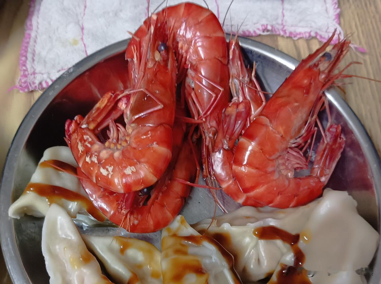 大虾配饺子，又是一餐了！