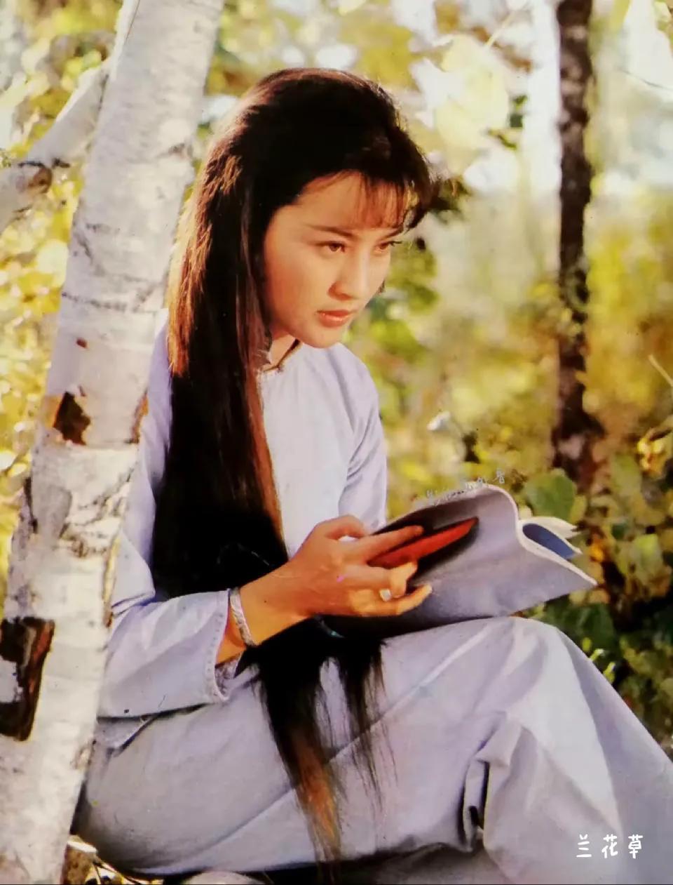 这是1981年，刘晓庆在拍摄电影《原野》间隙读剧本的瞬间印象。她捧着剧本的若有