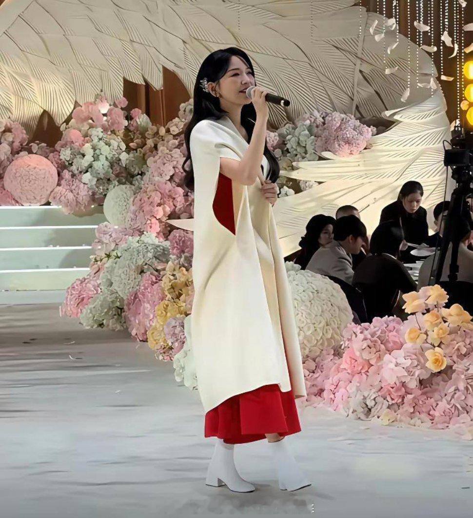 隔着屏幕都替金莎感到尴尬，台上卖力演唱，台下无人聆听。​