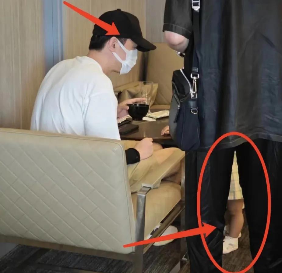 张继科，这次有点危险了！家人们，最近张继科又被推上风口浪尖了！深夜，有人拍到他