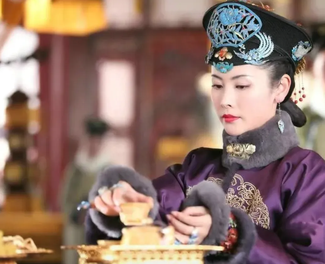 1635年，蒙古太后娜木钟归降后金。皇太极劝代善：“你娶了她吧！”代善嗤之以鼻：