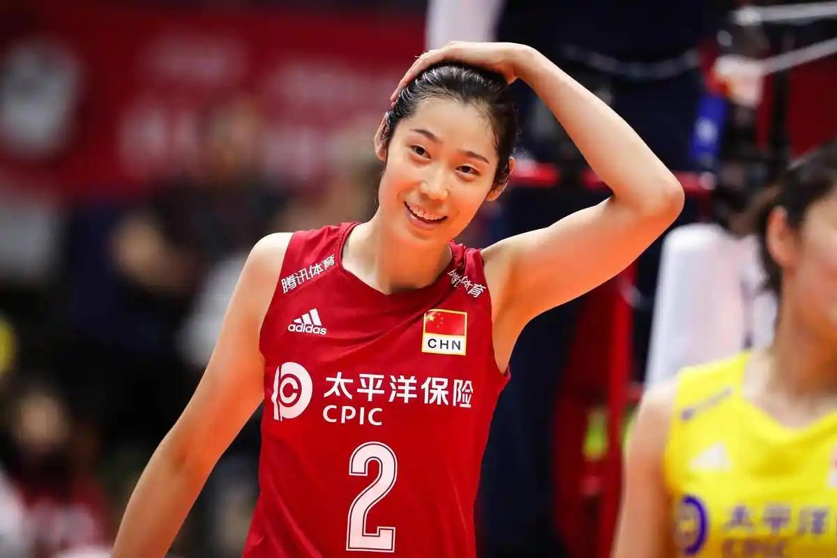 朱家一共有6个孩子，5个女儿、1个儿子，朱婷在家中排行老三，大姐朱娟英身高足有1