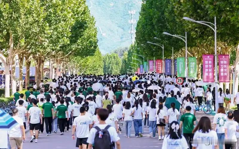 往年啥情况？民办独立学院常年招不满。征集志愿一轮接一轮。补录、降分，都是老