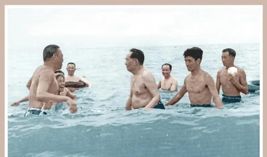 1955年8月，毛主席在北戴河浴场游泳。左起罗道让、小女儿李讷、公安部长罗瑞卿、