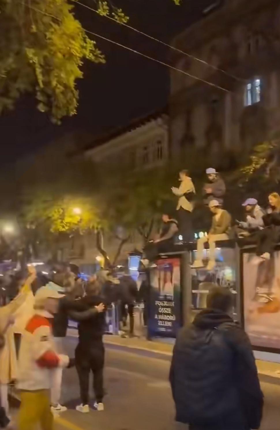 匈牙利民众走上街头，欢庆他们选出了“自己的泽连斯基”，这一场景与当年泽连斯基在乌