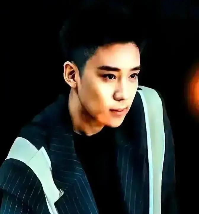 许亚军何晴的儿子，月薪六千。不是跑龙套，是他在北京人艺的第三部经典话剧。冯