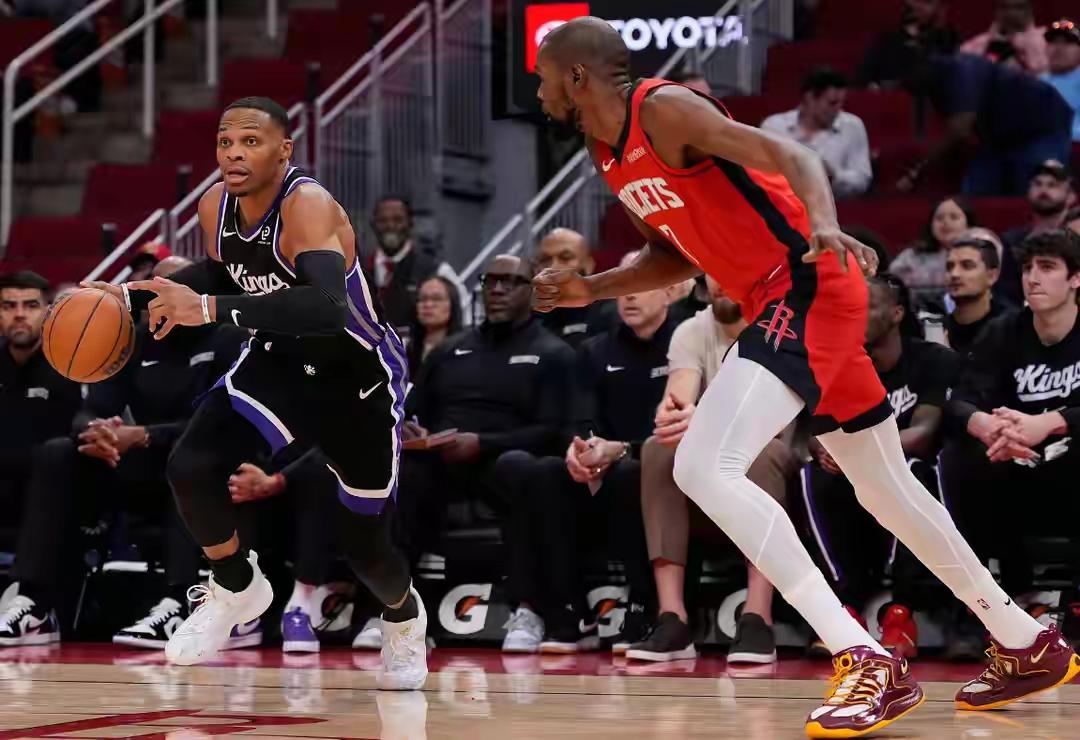 目前威少得到26512分距离3万分还差3488分这个赛季健康打完的话这个分