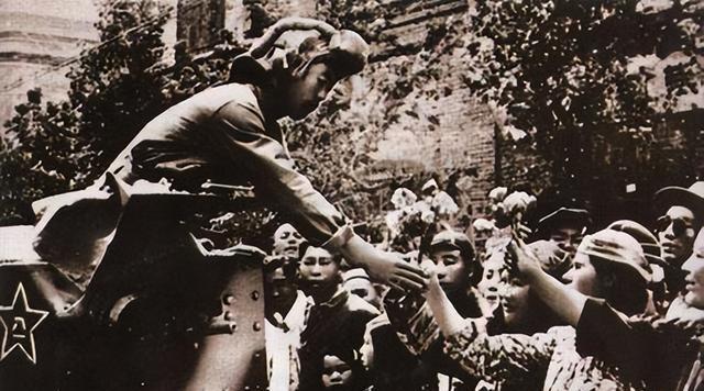 1950年，西北军区副连长回乡探亲，深夜察觉院外异动1950年，西北军区甘