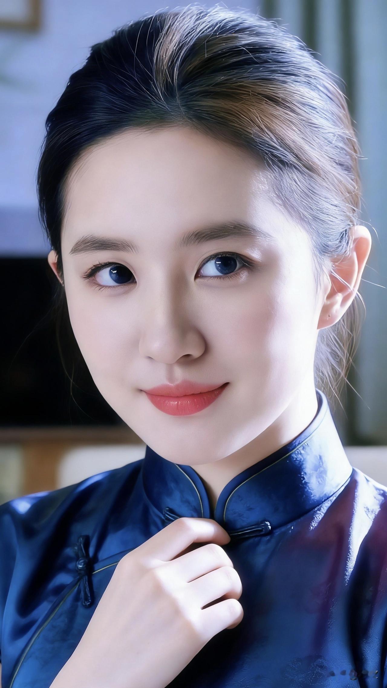 优雅蓝衣少女，温婉一笑，尽显东方韵味。