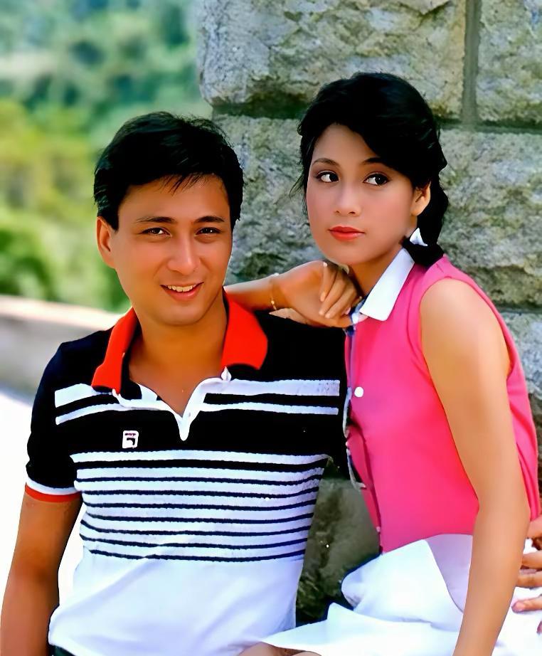 1971年的香港，镜头定格下郑少秋与邓丽君同框的瞬间，两位巨星相映生辉，让岁月都