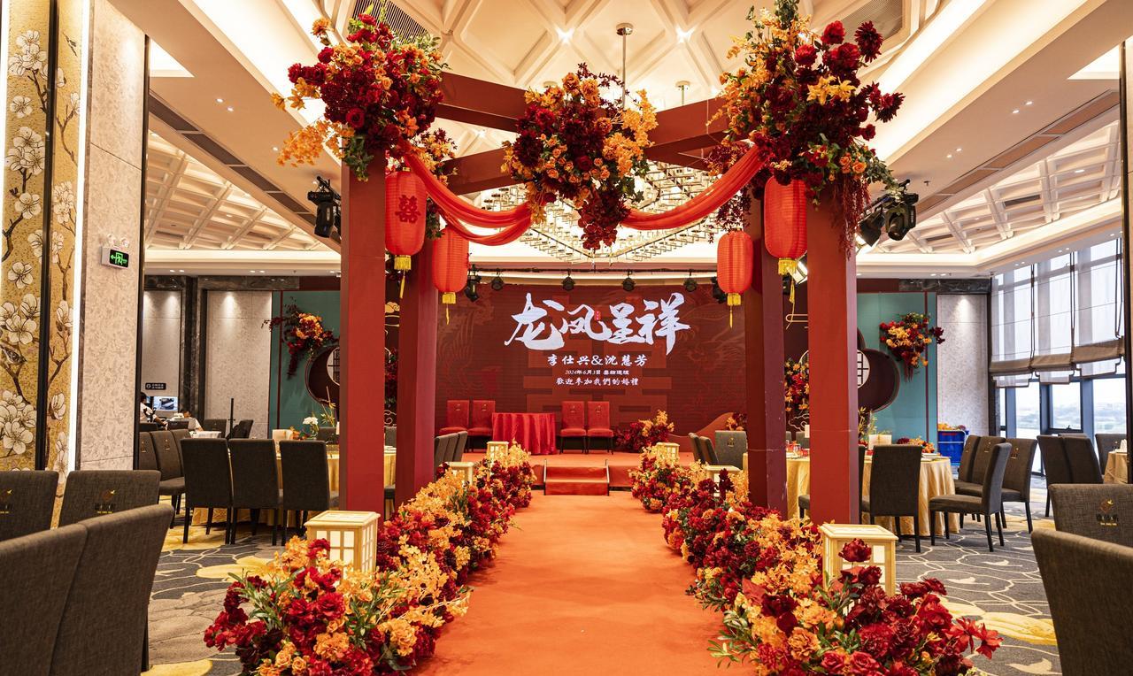 今年十一前夕，就收到三家的结婚请帖。其中两家算是回礼；一家是有两个孩子，他的老大